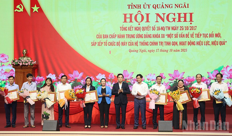 Trao Bằng khen Chủ tịch Ủy ban nhân dân tỉnh Quảng Ngãi cho các tập thể và cá nhân có thành tích xuất sắc trong công tác lãnh đạo, chỉ đạo triển khai thực hiện Nghị quyết số 18-NQ/TW. ndo_br_img-3148.jpg