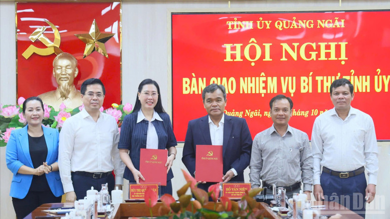 Các đồng chí Thường trực Tỉnh ủy Quảng Ngãi chứng kiến bàn giao nhiệm vụ Bí thư Tỉnh ủy Quảng Ngãi giữa đồng chí Bùi Thị Quỳnh Vân và đồng chí Hồ Văn Niên. ndo_br_z7125215279077-602fbfdf702bb6182f45d9a560f24504.jpg