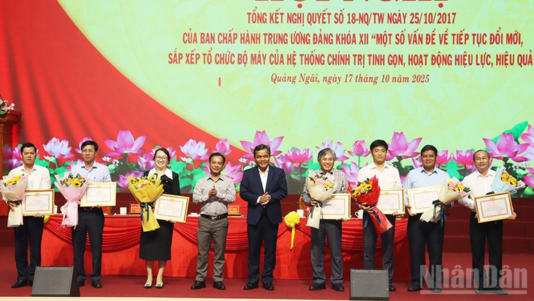 Trao Bằng khen của Ban Thường vụ Tỉnh ủy Quảng Ngãi cho các tập thể và cá nhân có thành tích xuất sắc trong công tác lãnh đạo, chỉ đạo triển khai thực hiện Nghị quyết số 18-NQ/TW. ndo_br_img-3140.jpg