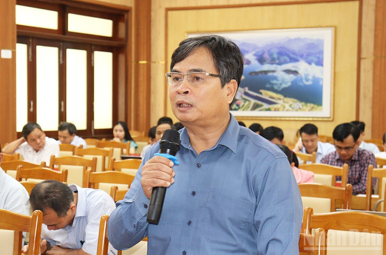 Bí thư Huyện ủy Ba Tơ Đinh Ngọc Vỹ phát biểu thảo luận tại hội nghị. ndo_br_img-9308.jpg