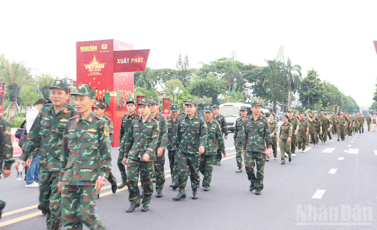 Lực lượng vũ trang tỉnh Quảng Ngãi tham gia đi bộ "Cùng Việt Nam tiến bước. ndo_br_img-1744.jpg