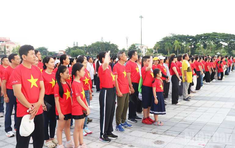 Lòng tự hào dân tộc trào dâng khi Quốc ca vang lên. ndo_br_img-1643.jpg
