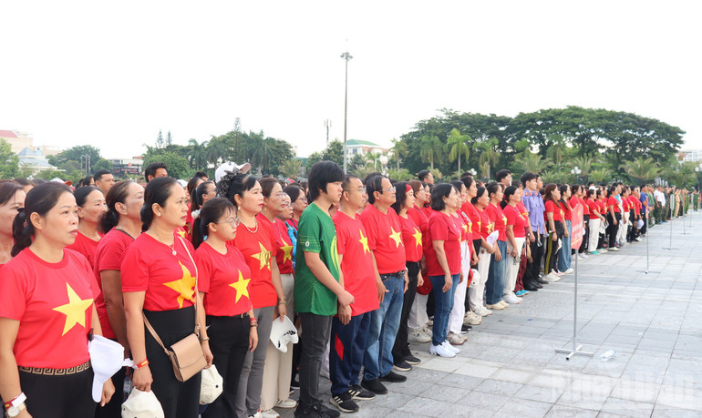 Hơn 3.500 người tham dự sự kiện "Cùng Việt Nam tiến bước" tại Quảng trường tỉnh Quảng Ngãi. ndo_br_img-1652.jpg