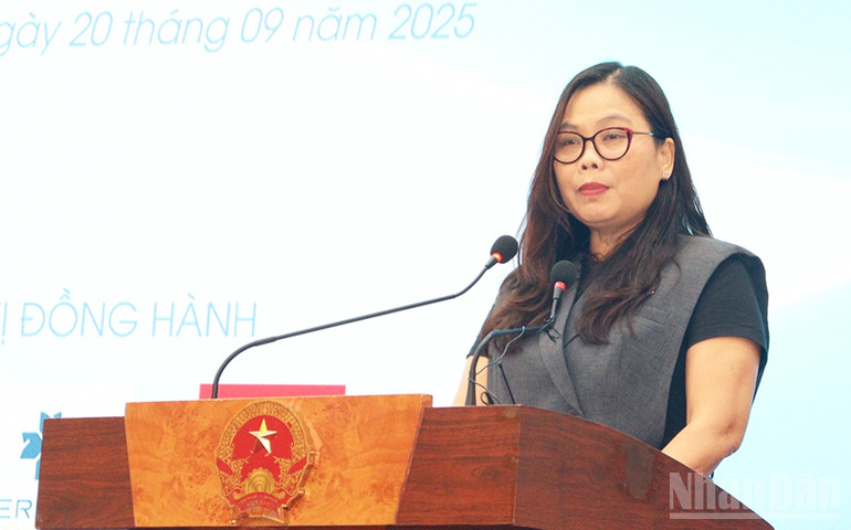 Tiến sĩ Nguyễn Thị Hải Hằng, Giám đốc Học viện Hàng không Việt Nam, đại diện Quỹ học bổng Thắp sáng ước mơ phát biểu tại buổi trao học bổng. ndo_br_img-2751.jpg