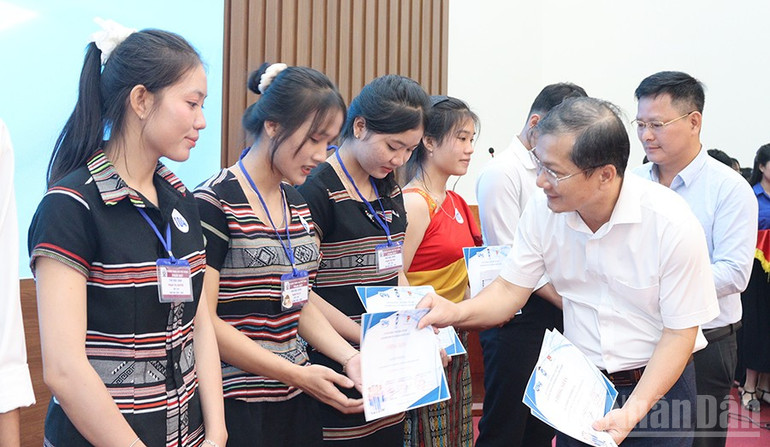 Nhà báo Nguyễn Phú Đức, Phó Tổng Biên tập Báo và Phát thanh, Truyền hình Quảng Ngãi, Phó Chủ tịch Hội đồng kiêm Giám đốc Quỹ học bổng Thắp sáng ước mơ trao học bổng cho các sinh viên là người dân tộc thiểu số đang theo học tại Trường đại học Phạm Văn Đồng. ndo_br_img-2788.jpg