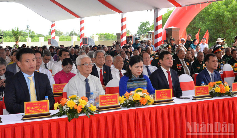 Các đồng chí lãnh đạo, nguyên lãnh đạo tỉnh Quảng Ngãi và đông đảo người dân tham dự buổi lễ. ndo_br_gen-h-z6918433178837-073a5616ab90d386be7d5e6690d7c7f4.jpg
