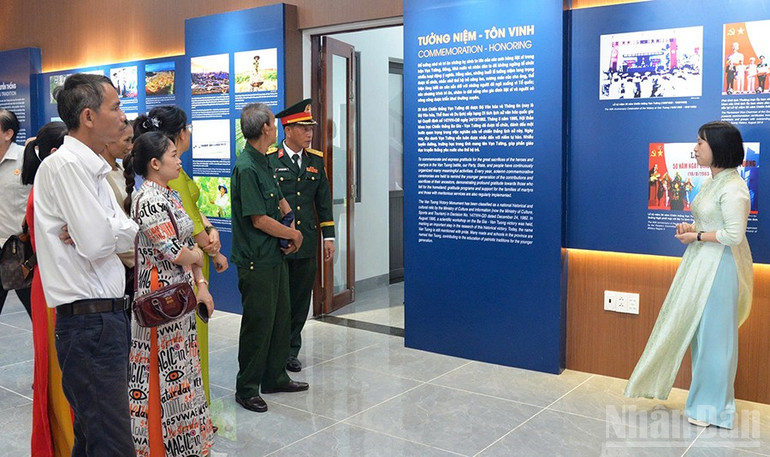 Cán bộ Bảo tàng Chiến thắng Vạn Tường giới thiệu với đại biểu về Chiến thắng Vạn Tường lịch sử. ndo_br_gen-h-z6918435140526-7c197baca1dafd05c23ae1fd2963d96c.jpg