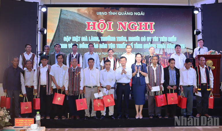 Đồng chí Bùi Thị Quỳnh Vân và Dương Văn Trang tặng quà cho các già làng, trưởng thôn, người có uy tín tiêu biểu trong vùng đồng bào dân tộc thiểu số trên địa bàn tỉnh. ndo_br_img-2149.jpg
