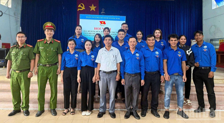 Mô hình công an chính quy đảm nhận chức vụ Phó Bí thư Đoàn xã kiêm nhiệm là cầu nối giữa bảo đảm an ninh trật tự và phát huy vai trò xung kích của thanh niên. ndo_br_gen-h-z6872971326469-34019e24e4c33ea98c6d58641b97f896.jpg