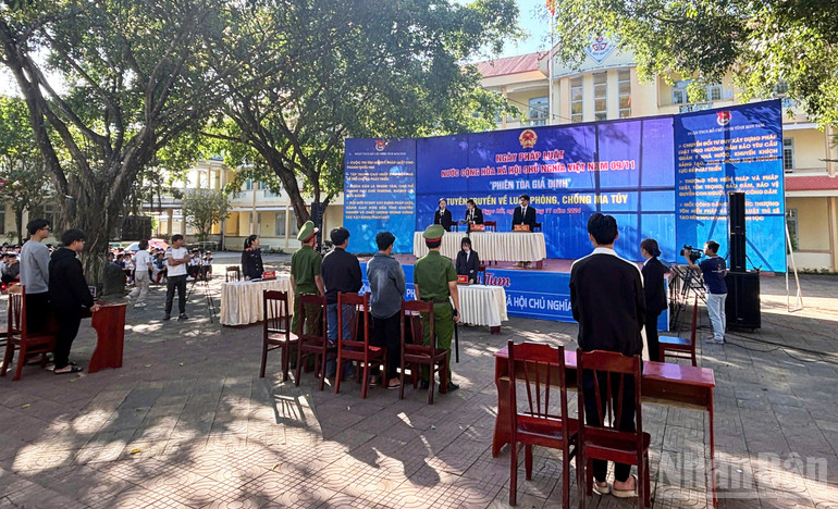 Lực lượng công an chính quy các xã phía tây Quảng Ngãi tham gia tổ chức phiên tòa giả định với chủ đề xử lý hành vi vi phạm pháp luật về phòng, chống ma túy cho lứa tuổi thanh niên. ndo_br_gen-h-z6874752354631-8a88a62c735c673ae2e74dbeaddd1368.jpg