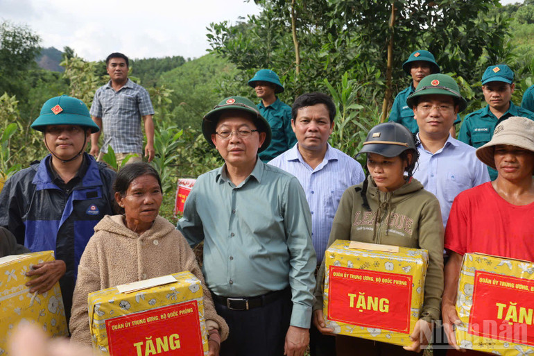 Phó Thủ tướng Hồ Quốc Dũng tặng quà cho người dân vùng bị sạt lở xã Thanh Bồng. ndo_br_z7171700870528-27aacfaa832f1d21792a7233641d2f59.jpg
