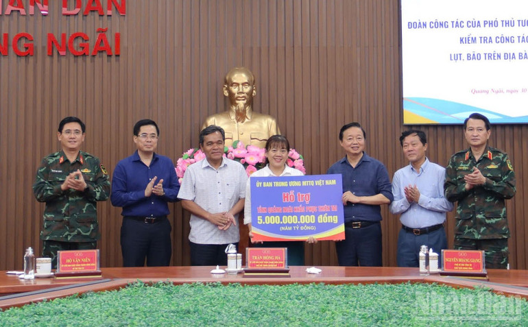 Phó Thủ tướng Trần Hồng Hà trao hỗ trợ tỉnh Quảng Ngãi 5 tỷ đồng khắc phục hậu quả thiên tai. ndo_br_z7172105310736-47f1741ff6e8e59ea8e5021554ba624e.jpg