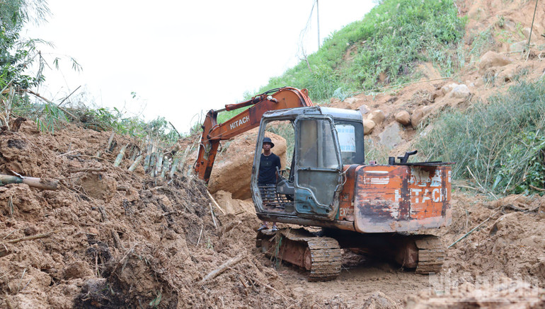 Hàng chục nghìn mét khối đất, đá tràn xuống mặt đường tại Km 15+900 khiến tuyến ĐT.623 Sơn Hà-Sơn Tây bị chia cắt, 6.000 người dân xã Sơn Tây bị cô lập. ndo_br_img-3832.jpg