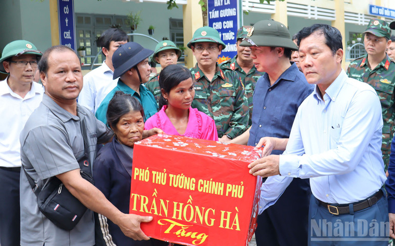 Phó Thủ tướng Trần Hồng Hà thăm hỏi, tặng quà cho người dân vùng bị sạt lở xã Sơn Tây. ndo_br_img-3885.jpg