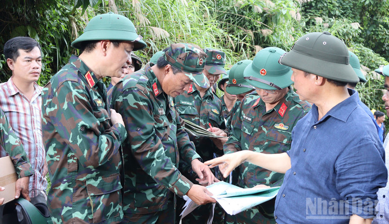 Phó Thủ tướng Trần Hồng Hà yêu cầu lực lượng bộ đội phối hợp với tỉnh Quảng Ngãi khẩn trương huy động phương tiện khắc phục sạt lở, sớm thông tuyến ĐT.623 và nhanh chóng đưa các nhu yếu phẩm thiết yếu đến với người dân đang bị cô lập. ndo_br_img-3836.jpg