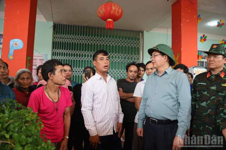 Phó Thủ tướng Hồ Quốc Dũng thăm hỏi, động viên người dân ở điểm sơ tán tập trung Trường mầm non số 1 Hương Trà, xã Tây Trà Bồng. ndo_br_z7171700902345-1b8474f1829f1cf1910d02471db658fb.jpg