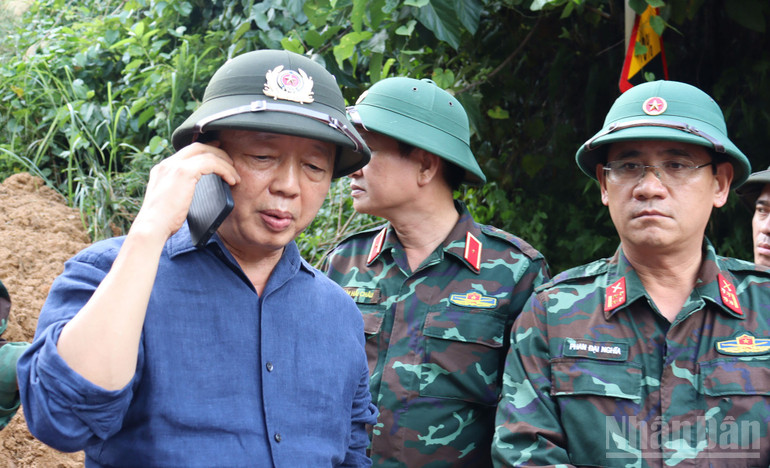 Phó Thủ tướng Trần Hồng Hà điện thoại thăm hỏi đời sống, động viên bà con xã Sơn Tây bị cô lập do tắc đường. ndo_br_img-3816.jpg