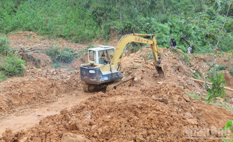 Điểm sạt lở nghiêm trọng trên tuyến đường Trà Lâm-Trà Hiệp khiến 200 hộ dân xã Thanh Bồng bị cô lập. ndo_br_z7171700640420-55ea8e1dea586d049a0e8b8b5b089404.jpg