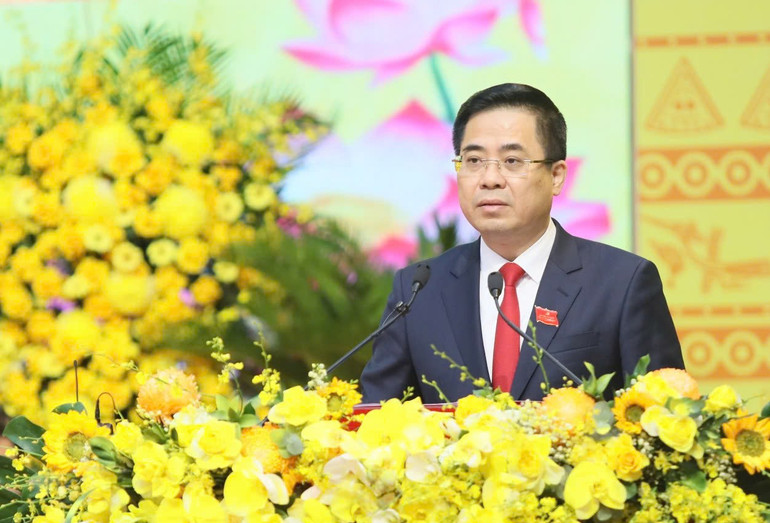 Đồng chí Nguyễn Hoàng Giang, Phó Bí thư Tỉnh ủy, Chủ tịch Ủy ban nhân dân tỉnh Quảng Ngãi trình bày dự thảo Chương trình hành động thực hiện Nghị quyết Đại hội Đảng bộ tỉnh lần thứ nhất, nhiệm kỳ 2025-2030. z7002678910234-98b0c643b73bff9195d61470918c8d1d.jpg