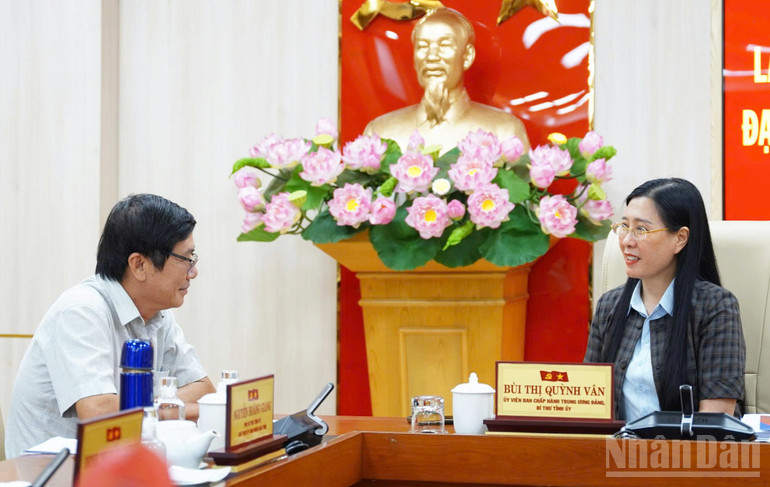 Đồng chí Bùi Thị Quỳnh Vân, Ủy viên Trung ương Đảng, Bí thư Tỉnh ủy Quảng Ngãi trả lời phỏng vấn phóng viên Báo Nhân Dân. ndo_br_gen-h-z6863473496848-6068ae73b4a3a646b14ab00f7d1b7af6.jpg
