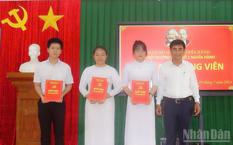 Trong nhiệm kỳ, toàn Đảng bộ kết nạp được 14.770 đảng viên, nâng tỷ lệ đảng viên so với dân số trong toàn tỉnh lên 4,24% ndo_br_z6991718153963-5174966495781f8edb9864449be556df.jpg