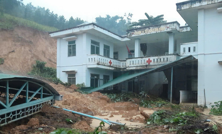 Sạt lở khiến lượng lớn đất đá tràn vào khuôn viên Trạm Y tế xã Trà Xinh, gây sập đổ nhà xe. z7166805994224-8da5ba04f245851059c24ee36e43d9b2.jpg