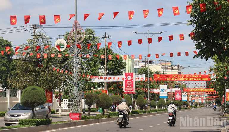 Việc trang trí trên các tuyến phố chính ở trung tâm tỉnh lỵ Quảng Ngãi góp phần tạo không khí phấn khởi trong cán bộ, đảng viên và nhân dân trước thềm đại hội. ndo_br_img-2333.jpg
