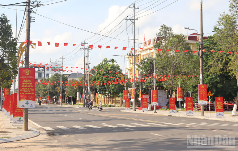 Nhiều tuyến phố chính ở trung tâm tỉnh lỵ Quảng Ngãi đã được trang trí chào mừng Đại hội đại biểu Đảng bộ tỉnh Quảng Ngãi lần thứ nhất, nhiệm kỳ 2025-2030. ndo_br_img-2442.jpg