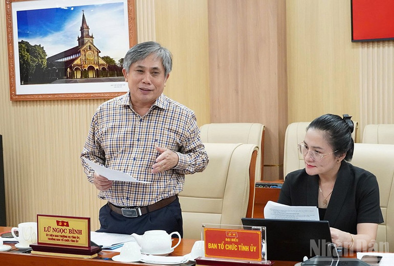 Đồng chí Lữ Ngọc Bình, Ủy viên Ban Thường vụ Tỉnh ủy, Trưởng Ban Tổ chức Tỉnh ủy Quảng Ngãi phát biểu góp ý tại buổi làm việc. ndo_br_z7023507723101-5b5aa2431994954f4c1ca9309d779fe4.jpg
