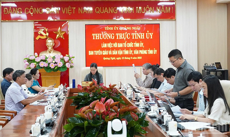 Quang cảnh buổi làm việc. ndo_br_z7023507766754-0ac8915964d913d4339a8ceb44339491.jpg