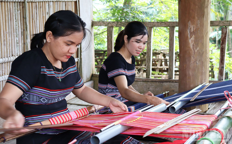 Chị Phạm Thị Y Hòa (ngồi bên trái), ở thôn Làng Teng, xã Ba Động, dệt nên những sản phẩm thổ cẩm có hoa văn độc đáo, góp phần bảo tồn, phát triển nghề dệt thổ cẩm truyền thống của dân tộc Hrê. ndo_br_vh3.jpg