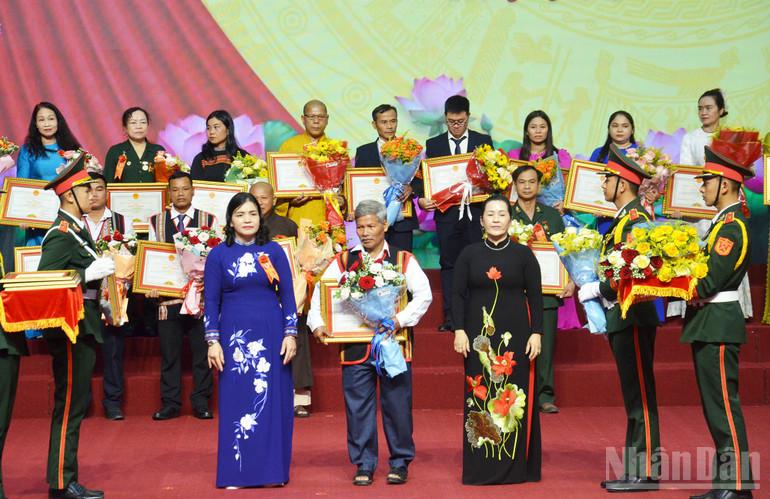Tôn vinh, khen thưởng các điển hình tiên tiến tiêu biểu, có những thành tích xuất sắc trong các phong trào thi đua yêu nước, góp phần lan tỏa tinh thần đổi mới, sáng tạo. ndo_br_dsc-2001.jpg
