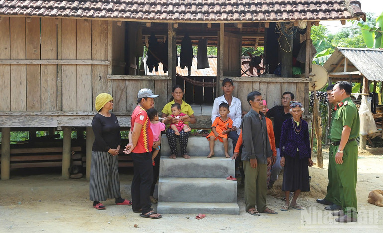 Xuống địa bàn nắm bắt tâm tư nguyện vọng của nhân dân là việc làm thường xuyên của Công an xã Ba Tô (tỉnh Quảng Ngãi). ndo_br_gen-h-3.jpg