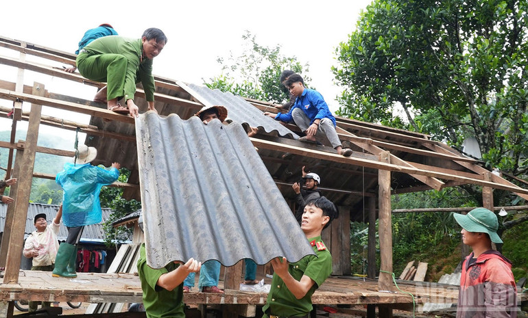 Công an xã Ba Tô (tỉnh Quảng Ngãi) giúp người dân xóa nhà tạm, nhà dột nát. ndo_br_gen-h-2.jpg