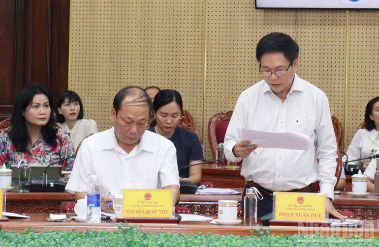 Giám đốc Sở Tài chính tỉnh Quảng Ngãi Phạm Xuân Duệ báo cáo tình hình thực hiện nhiệm vụ phát triển kinh tế-xã hội tháng 7 và 7 tháng đầu năm 2025. ndo_br_img-1426.jpg