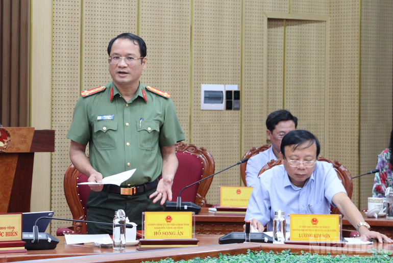Đại tá Hồ Song Ân, Giám đốc Công an tỉnh Quảng Ngãi phát biểu tại phiên họp. ndo_br_img-1433.jpg
