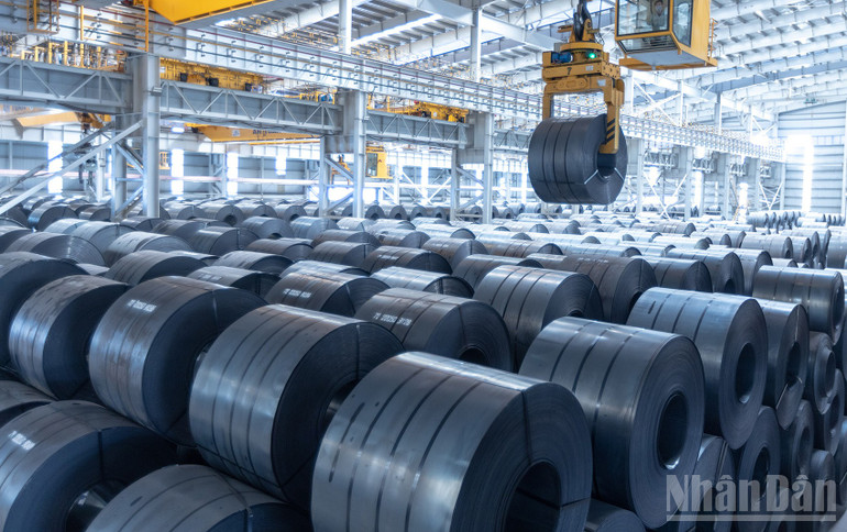 Trong tháng 7/2025, nhiều sản phẩm công nghiệp chủ lực của Quảng Ngãi đạt mức tăng trưởng khá, trong đó sắt thép ước tăng 25,07%. ndo_br_anh-52-thep-cuon-can-nong-hrc-hoa-phat-1.jpg