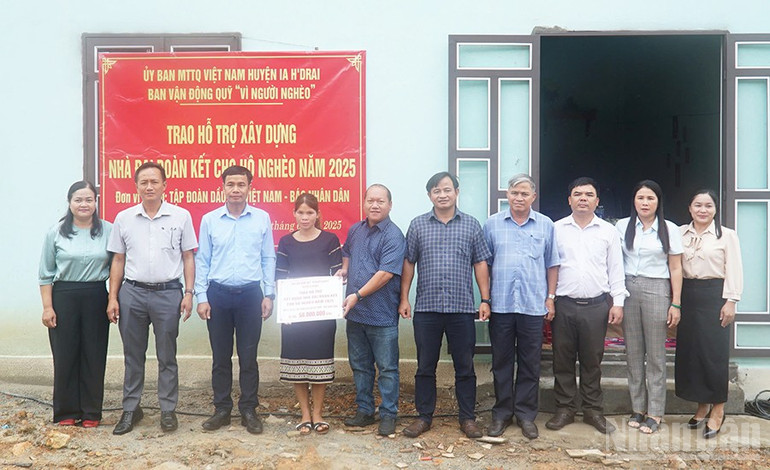 Bàn giao nhà Đại đoàn kết cho người nghèo ở xã biên giới Ia Tơi. ndo_br_gen-h-z6888892074997-60c51b5dbe5487bffda813edd73c473e.jpg