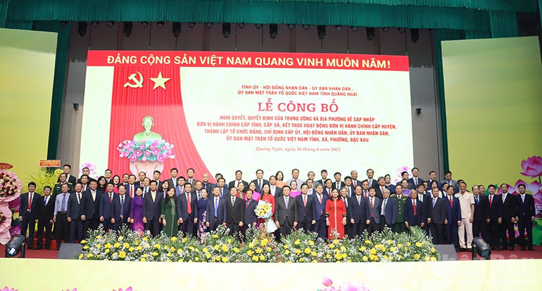 Đồng chí Nguyễn Xuân Thắng, Ủy viên Bộ Chính trị, Giám đốc Học viện Chính trị Quốc gia Hồ Chí Minh, Chủ tịch Hội đồng Lý luận Trung ương tặng hoa chúc mừng Ban Chấp hành Đảng bộ tỉnh Quảng Ngãi (mới). ndo_br_img-9620.jpg