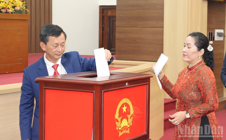 Die Delegierten wählten in geheimer Abstimmung zwei weitere stellvertretende Vorsitzende des Volkskomitees der Provinz Quang Ngai für die Amtszeit 2021–2026. ndo_br_img-2863.jpg