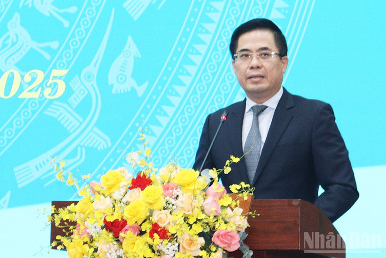 Der Vorsitzende des Volkskomitees der Provinz Quang Ngai, Nguyen Hoang Giang, legte dem Volksrat der Provinz den Vorschlag des Volkskomitees der Provinz vor, die Wahl der Genossen Nguyen Cong Hoang und Do Tam Hien zum stellvertretenden Vorsitzenden des Volkskomitees der Provinz Quang Ngai für die Amtszeit 2021–2026 in Erwägung zu ziehen. ndo_br_img-2844.jpg