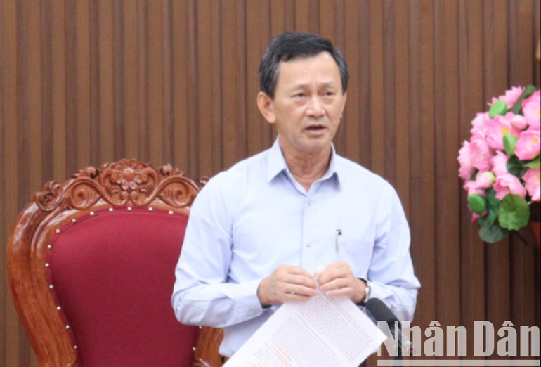 Đồng chí Dương Văn Trang, Ủy viên Trung ương Đảng, Bí thư Tỉnh ủy, Chủ tịch Hội đồng nhân dân tỉnh Kon Tum phát biểu tại hội nghị. img-9093-743.jpg