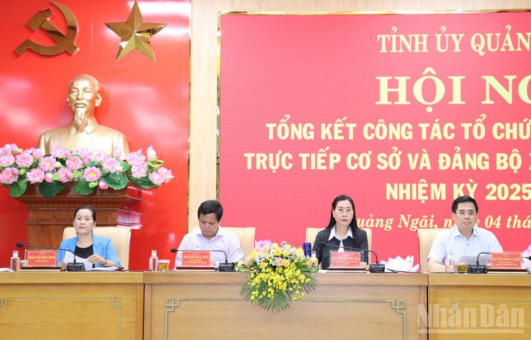 Các đồng chí thường trực Tỉnh ủy Quảng Ngãi điều hành hội nghị. ndo_br_img-1385.jpg