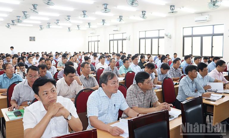 Các học viên là cán bộ chủ chốt của 56 xã, phường, đặc khu trên địa bàn tỉnh Quảng Ngãi tham gia lớp tập huấn. ndo_br_img-9273.jpg