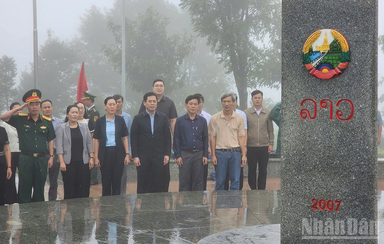Nghi thức chào cờ tại cột mốc biên giới 3 nước Việt Nam-Lào-Campuchia. ndo_br_gen-h-z6845840654815-731ffea28d66c1783a332fe9da0686ce.jpg