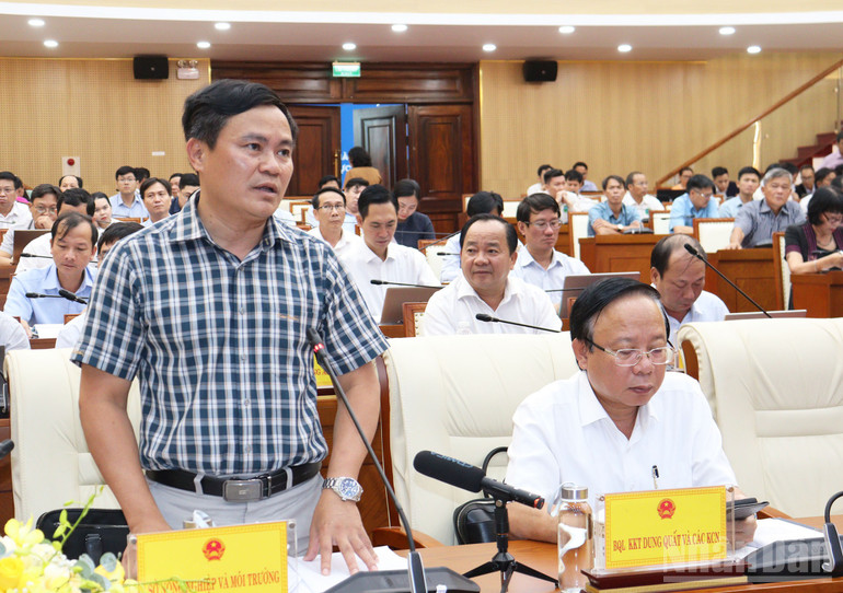 Giám đốc Sở Nông nghiệp và Môi trường tỉnh Quảng Ngãi Hồ Trọng Phương trả lời những câu hỏi vướng mắc về đất đai mà doanh nghiệp nêu tại hội nghị đối thoại. ndo_br_img-2056.jpg