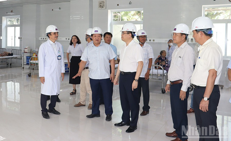 Chủ tịch Ủy ban nhân dân tỉnh Quảng Ngãi Nguyễn Hoàng Giang thị sát khu cấp cứu Bệnh viện đa khoa tỉnh Quảng Ngãi đã thi công hoàn thành, bàn giao đưa vào hoạt động từ ngày 30/9 vừa qua. ndo_br_img-3018.jpg
