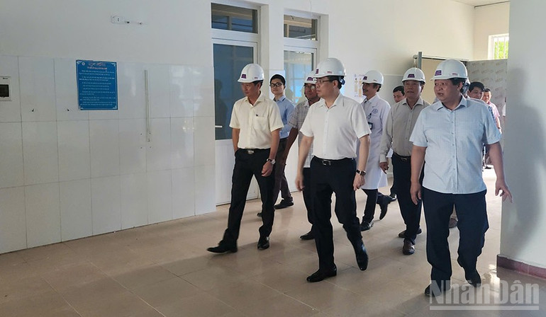 Chủ tịch Ủy ban nhân dân tỉnh Quảng Ngãi Nguyễn Hoàng Giang thị sát các khoa, phòng chuyên môn Bệnh viện đa khoa tỉnh Quảng Ngãi đang được sửa chữa, nâng cấp. ndo_br_z7091185321346-3aa9d3bcdb9b9fc9bea7de9b3f0d7755.jpg