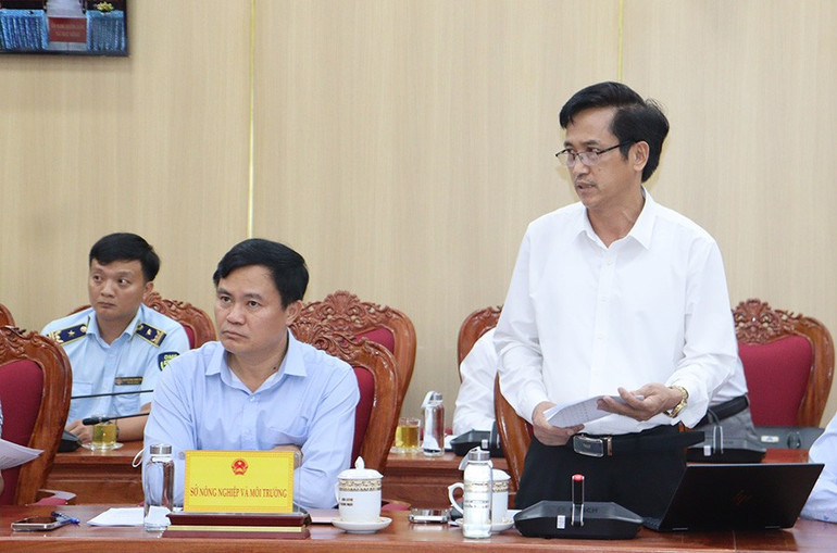 Chi cục trưởng Chi cục Chăn nuôi và thú y tỉnh Quảng Ngãi Đỗ Văn Chung báo cáo tình hình dịch tả lợn châu Phi xảy ra trên địa bàn tỉnh. img-0115.jpg