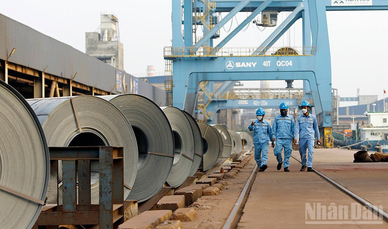 Việc cải cách thủ tục hành chính, đơn giản hóa, cắt giảm các thủ tục rườm rà, chồng chéo đã tạo điều kiện thuận lợi cho doanh nghiệp tại Khu kinh tế Dung Quất trong sản xuất, kinh doanh. ndo_br_dt-0406copy.jpg